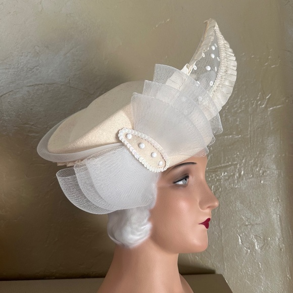 ADORABLE 1970s' IVORY FELT HAT + WHITE MESH, GROSGRAIN & SEQUIN TRIM - Picture 2 of 14